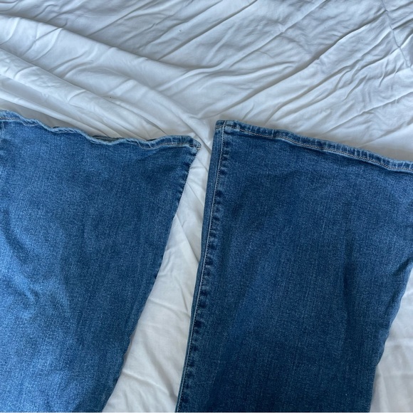 Abercrombie & Fitch The Flare Ultra High Rise Curve Love Jeans - Picture 6 of 6